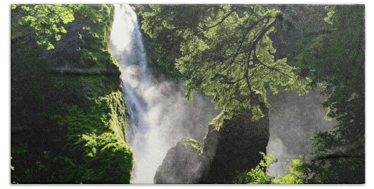 Waterfalls Bath Towel featuring the photograph Starvation Creek Falls In September by Jeff Swan