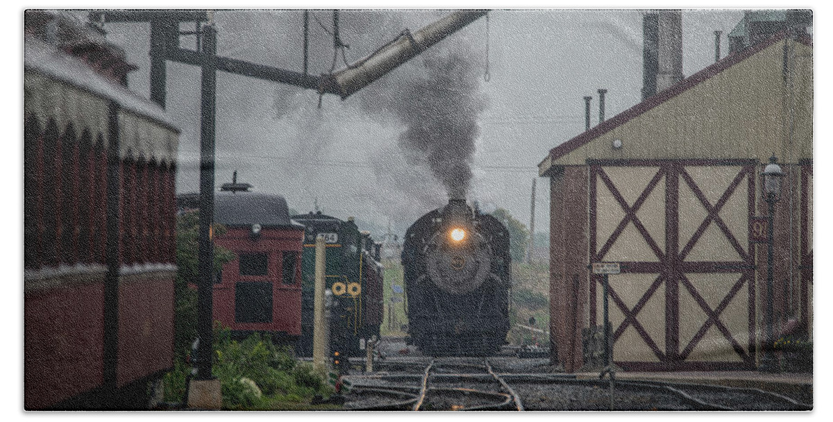 Strasburg Railroad Bath Towel featuring the photograph Strasburg Railroad 475 arrives at Strasburg PA - by Jim Pearson