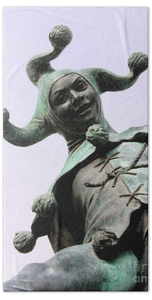 Jester Bath Towel featuring the photograph Stratford's Jester Statue by Terri Waters