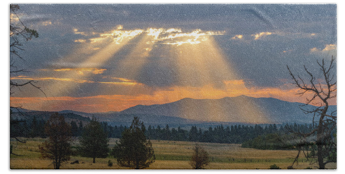 Landscape Bath Towel featuring the photograph Sun Rays In the Valley by Randy Robbins