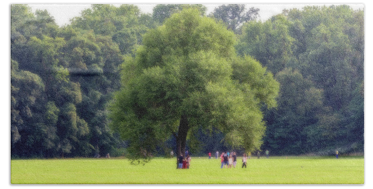 Countryscape Bath Towel featuring the photograph Sunday at park by Roberto Pagani