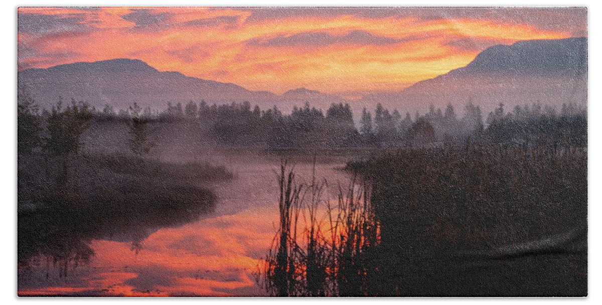 Sunrise Bath Towel featuring the photograph Sunrise at the Lakes by Jack Bell