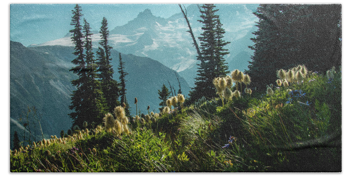 Mt Rainier Bath Towel featuring the photograph Sunrise Heaven by Doug Scrima