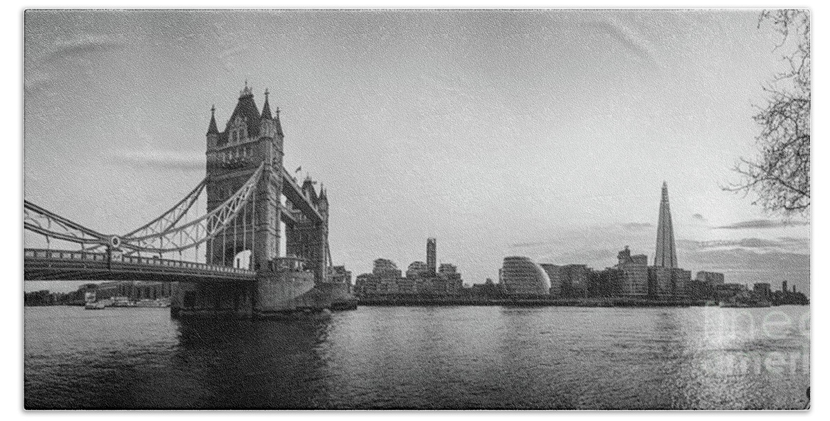 City Bath Towel featuring the photograph Sunser over River Thames BW by Mariusz Talarek