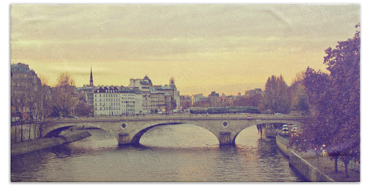 Paris Bath Towel featuring the photograph Sunset Across The Seine by Melanie Alexandra Price