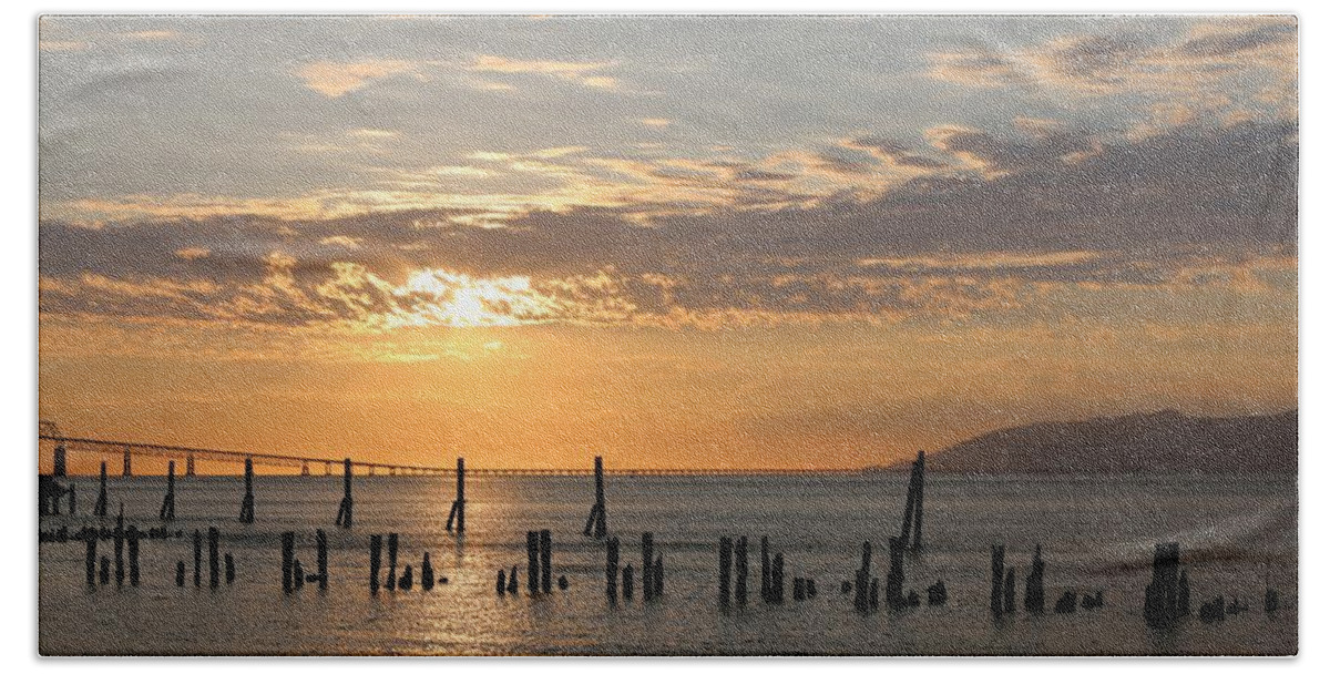 Sunset Bath Towel featuring the photograph Sunset over the Columbia River - 4 by Christy Pooschke