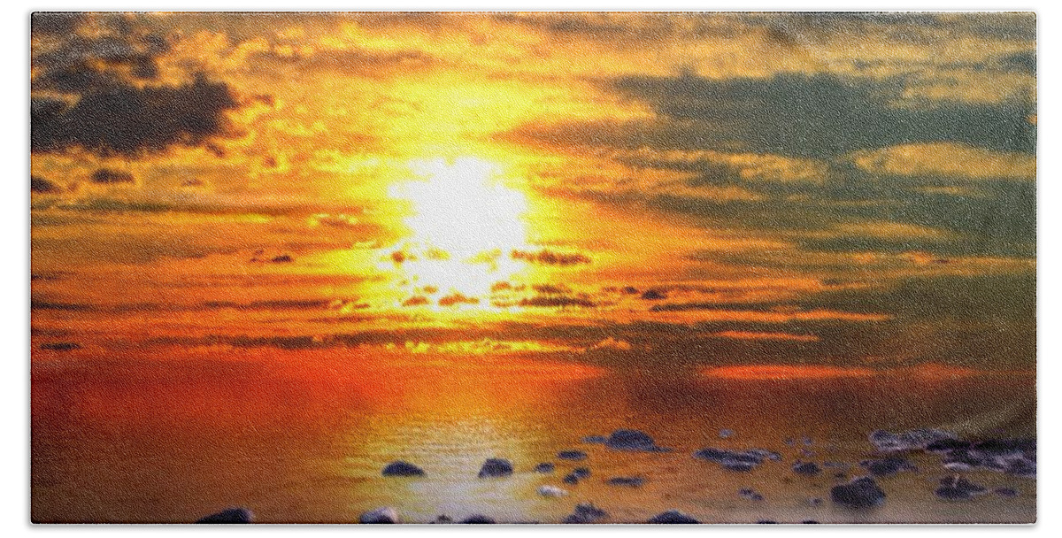 Beach Painting Bath Towel featuring the painting Sunset Shoreline by Mark Taylor