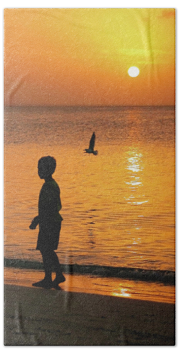 Beach Bath Towel featuring the photograph Sunset Stroll by Stephen Anderson