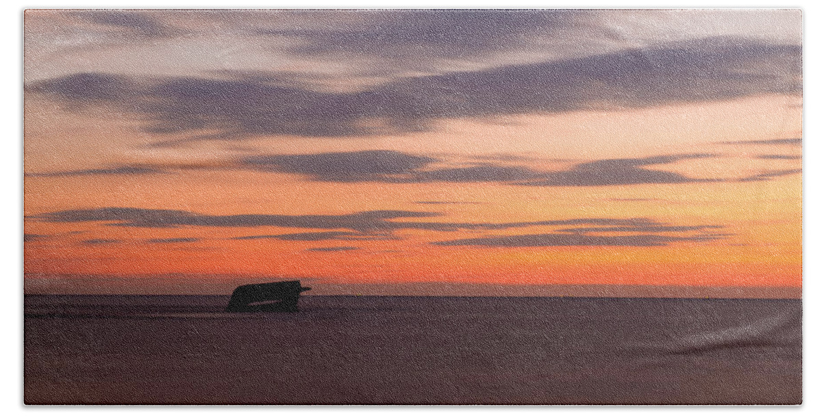 Sunset Beach Bath Towel featuring the photograph Sunset Wreck by Mark Rogers