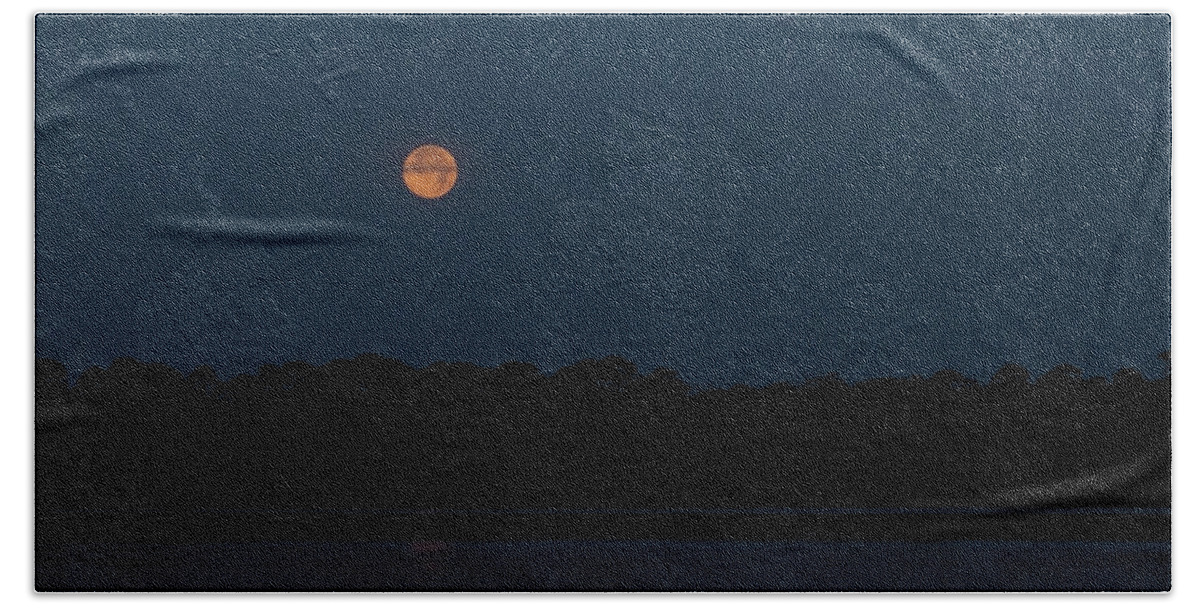 Moon Bath Towel featuring the photograph Supermoon Dawn 2013 by Paul Rebmann