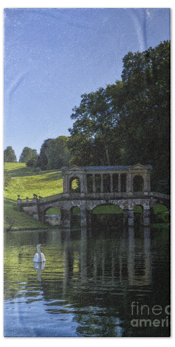 Swan Bath Towel featuring the photograph Swan in Prior Park by Margie Hurwich