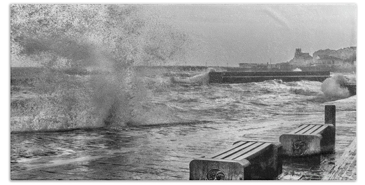 Rough Seas Bath Towel featuring the photograph Swanage Storm by Linsey Williams