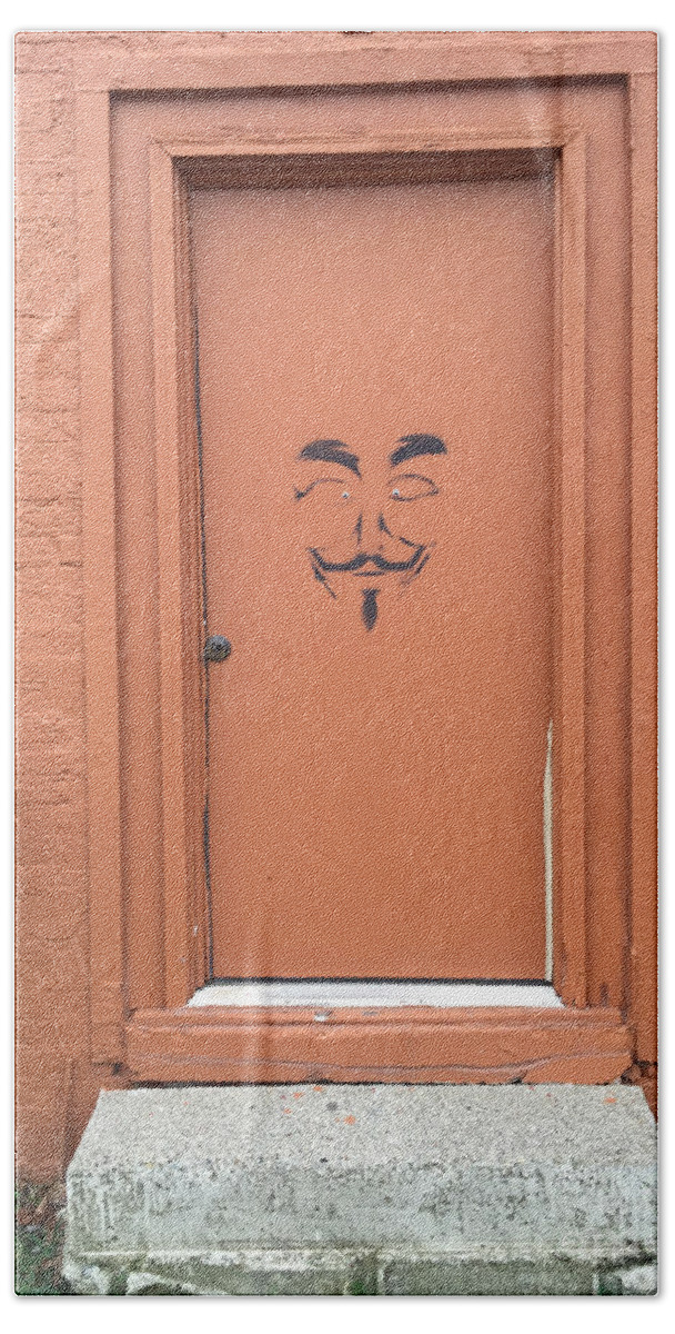 Graffiti Bath Towel featuring the photograph Swann Door by Joseph Yarbrough
