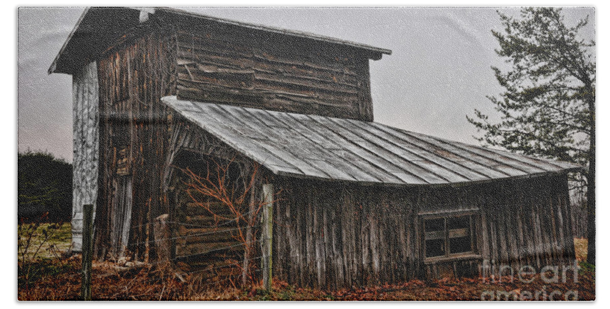 Barn Bath Towel featuring the photograph Sway Backed Barn by Randy Rogers