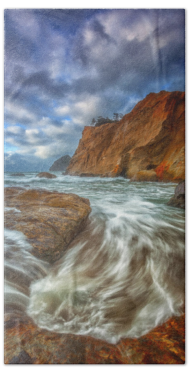 Oregon Hand Towel featuring the photograph Sweeping Tides by Darren White