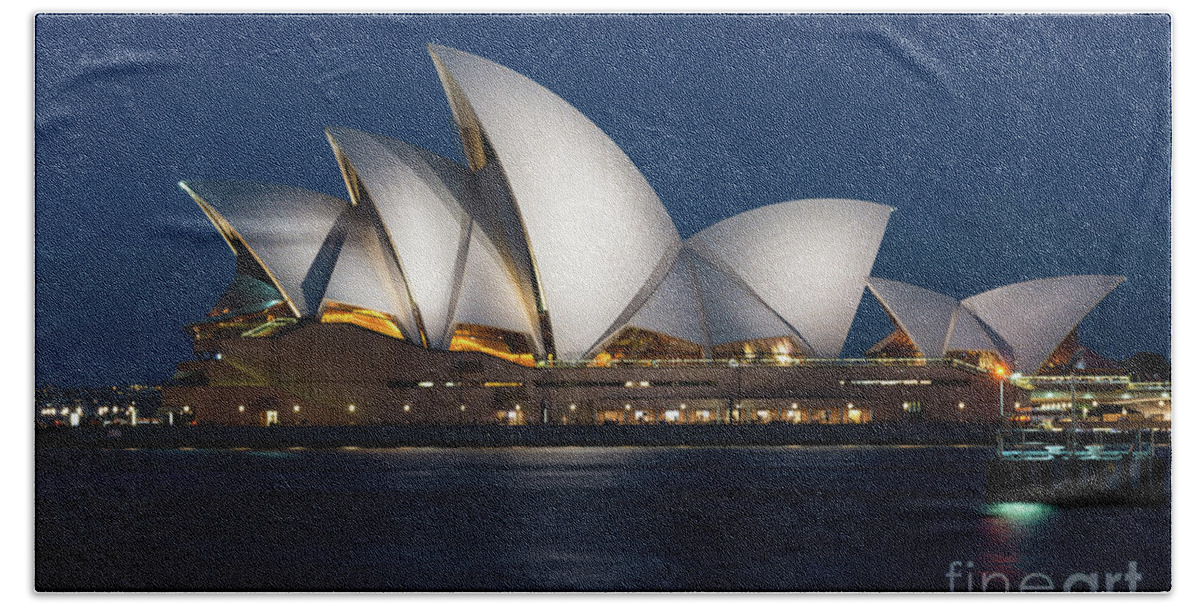 Sydney Bath Towel featuring the photograph Sydney Opera House by Andrew Michael