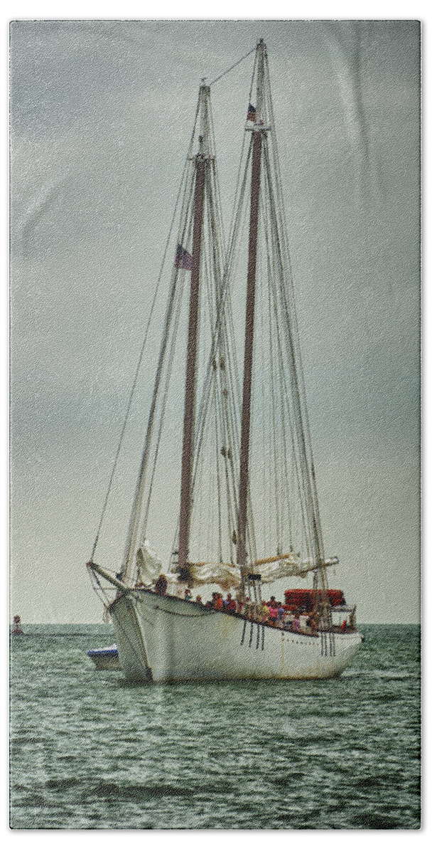 Tall Ships Bath Towel featuring the photograph Tall Ships Lake Erie by Kevin Cable