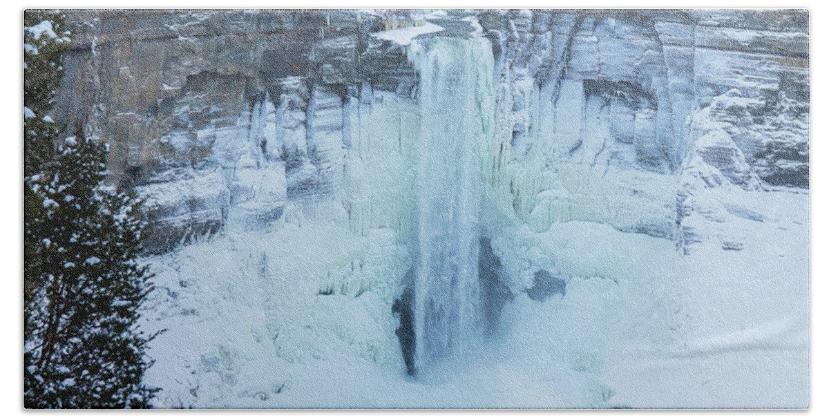 Taughannock Falls Hand Towel featuring the photograph Taughannock Falls in Winter 2 by Mindy Musick King