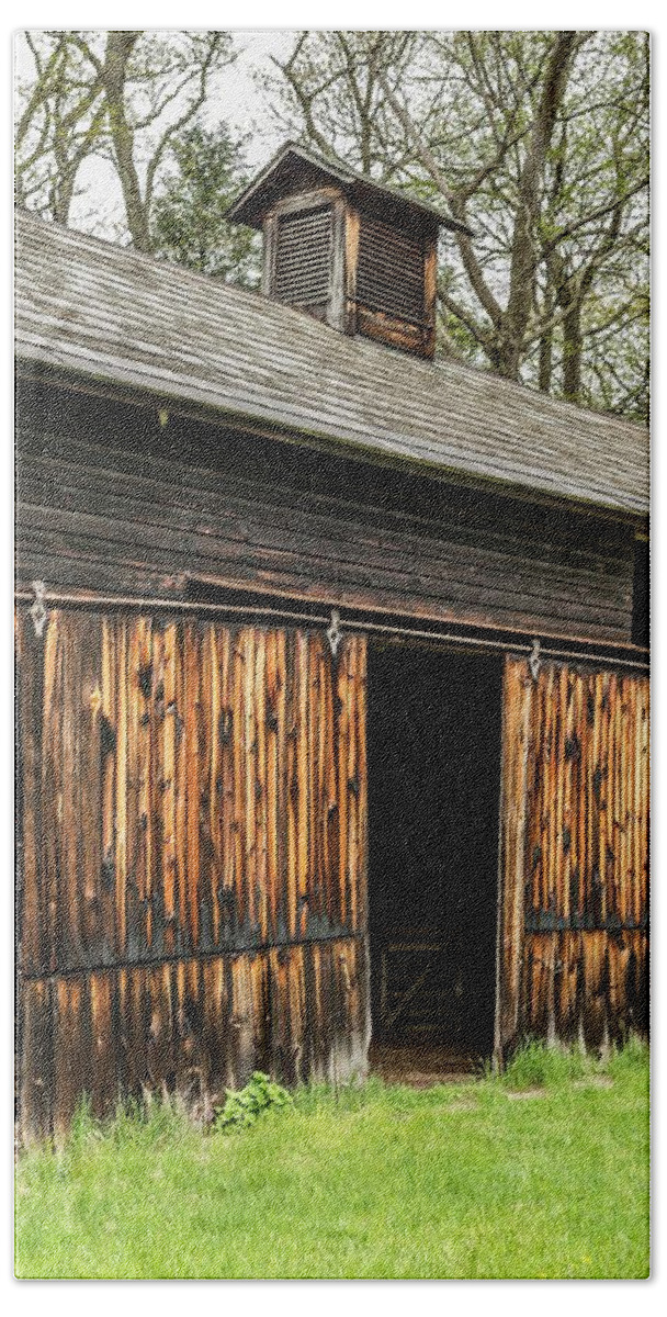Barn Door Bath Sheet featuring the photograph The barn door by Pamela Taylor