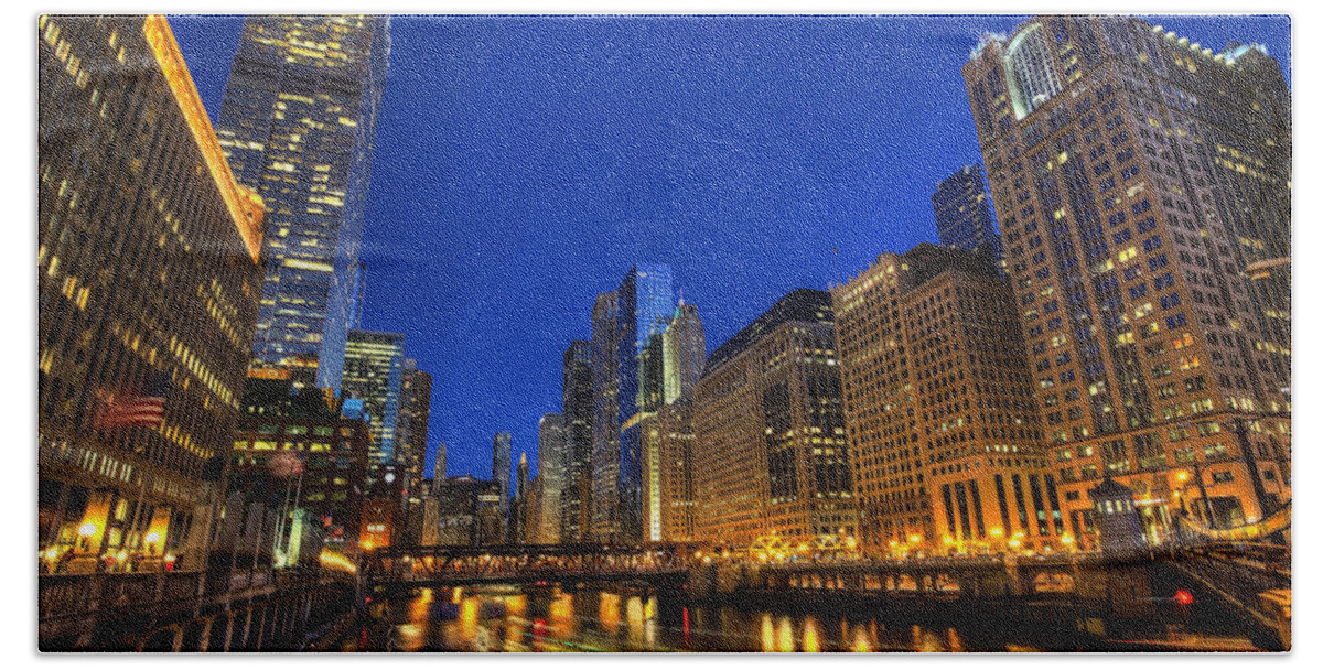 Chicago Bath Towel featuring the photograph The Busy River in Chicago by Shawn Everhart