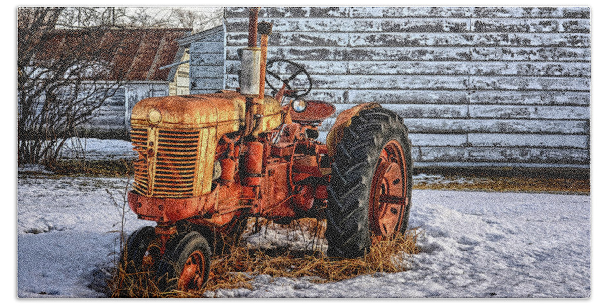 Tractor Bath Towel featuring the photograph The Case 400 by Bonfire Photography