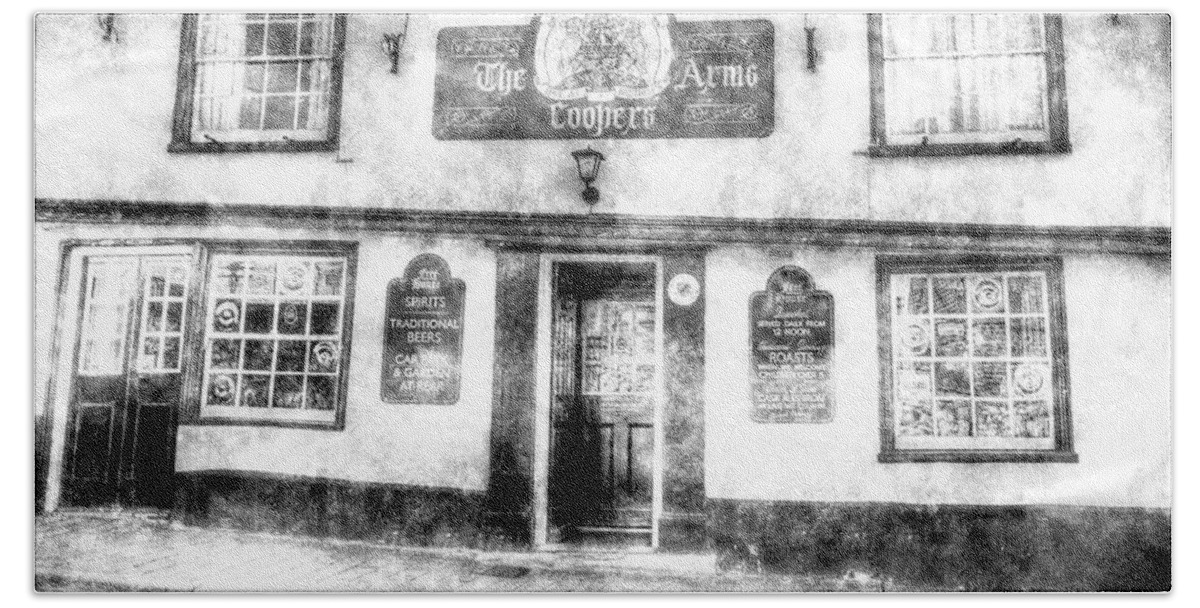 Rochester Bath Towel featuring the photograph The Coopers Arms Pub Rochester Vintage by David Pyatt