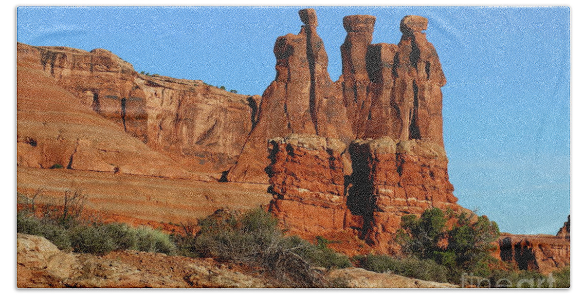 Three Gossips Bath Towel featuring the photograph The Gossips of Red Rockcountry by Christiane Schulze Art And Photography