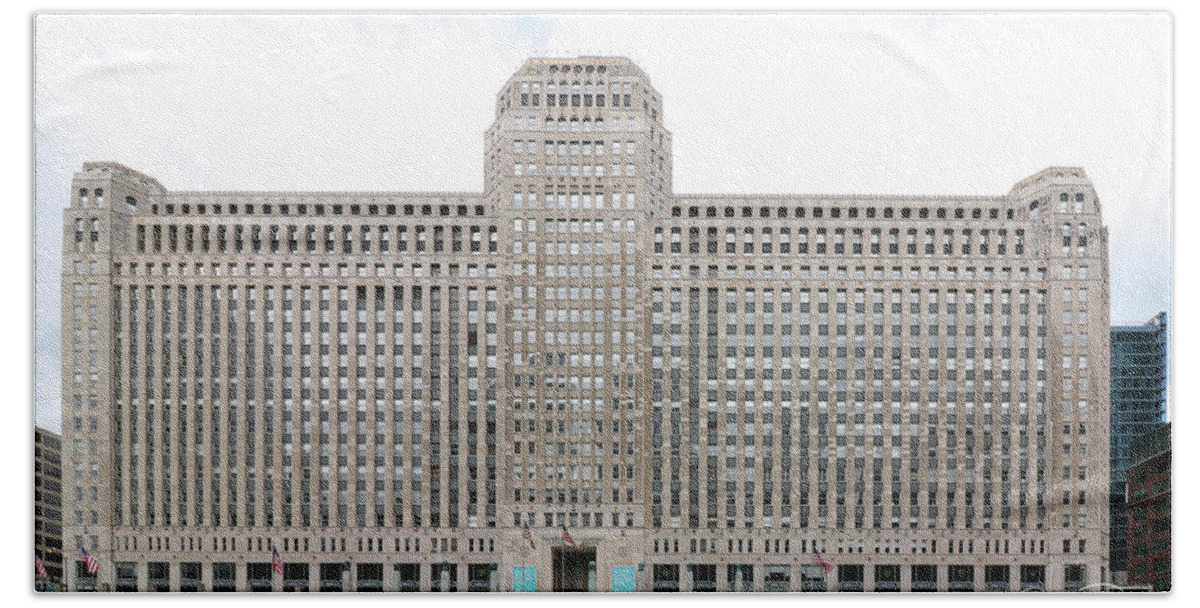 The Merchandise Mart Bath Towel featuring the photograph The Merchandise Mart by Jackson Pearson
