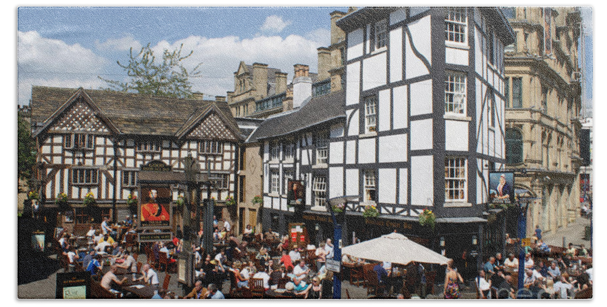 Old Wellington Inn Bath Towel featuring the photograph The Old Wellington Inn, Manchester, England by David Birchall