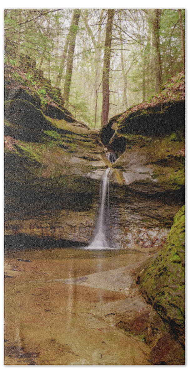 Indiana Bath Towel featuring the photograph The Punchbowl Vertical by Todd Bannor