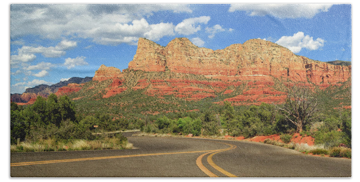 Sedona Bath Towel featuring the photograph The Road To Sedona by James Eddy