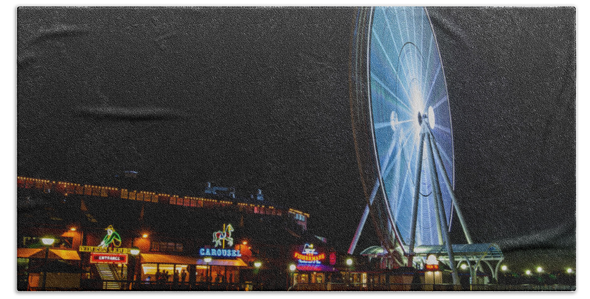 Sky Bath Towel featuring the photograph The Seattle Great Wheel 2 by Pelo Blanco Photo