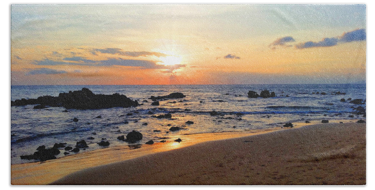 Hawaiian Sunset Bath Towel featuring the photograph The Sunset of Maui by Michael Rucker