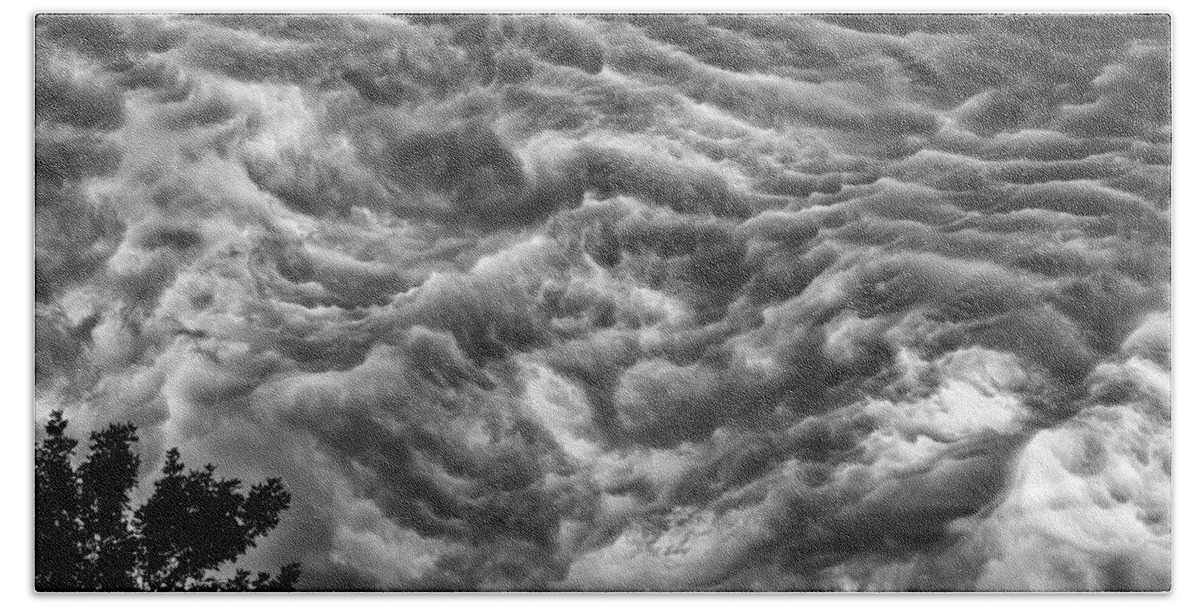 Storm Clouds Bath Towel featuring the photograph The wall by Charles McCleanon