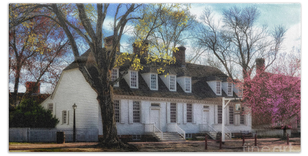 Williamsburg Bath Towel featuring the photograph The Wetherburn Tavern by Lois Bryan