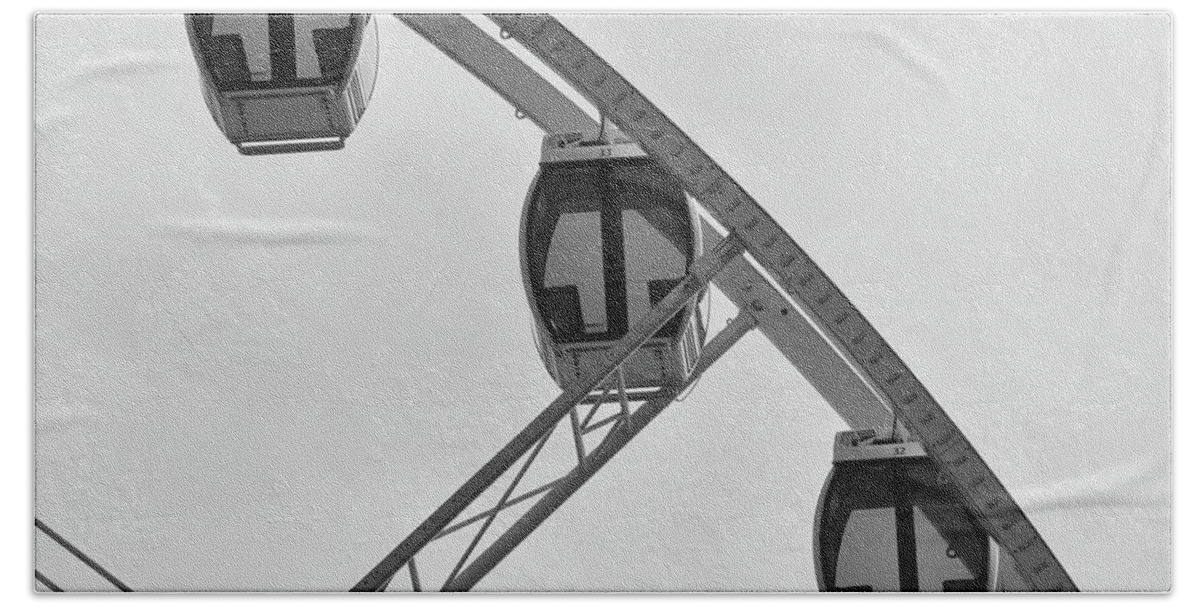 Ferris-wheel Bath Towel featuring the photograph Three Gondolas by Kirt Tisdale