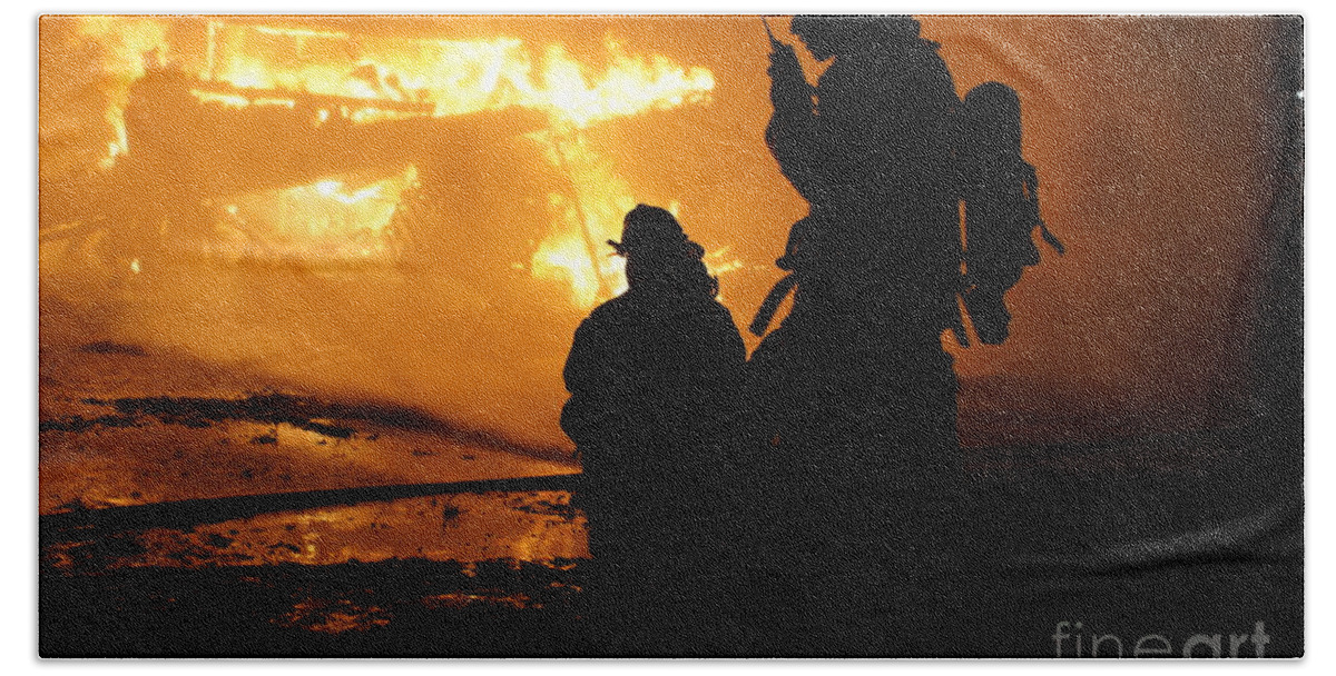 Fireman Bath Towel featuring the photograph Through the Flames by Benanne Stiens
