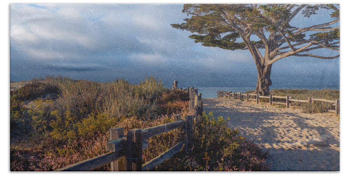 Monterey Bath Towel featuring the photograph To the Beach by Derek Dean