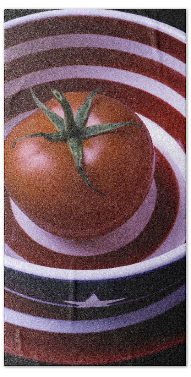 Tomato Bath Towel featuring the photograph Tomato In Red And White Bowl by Garry Gay