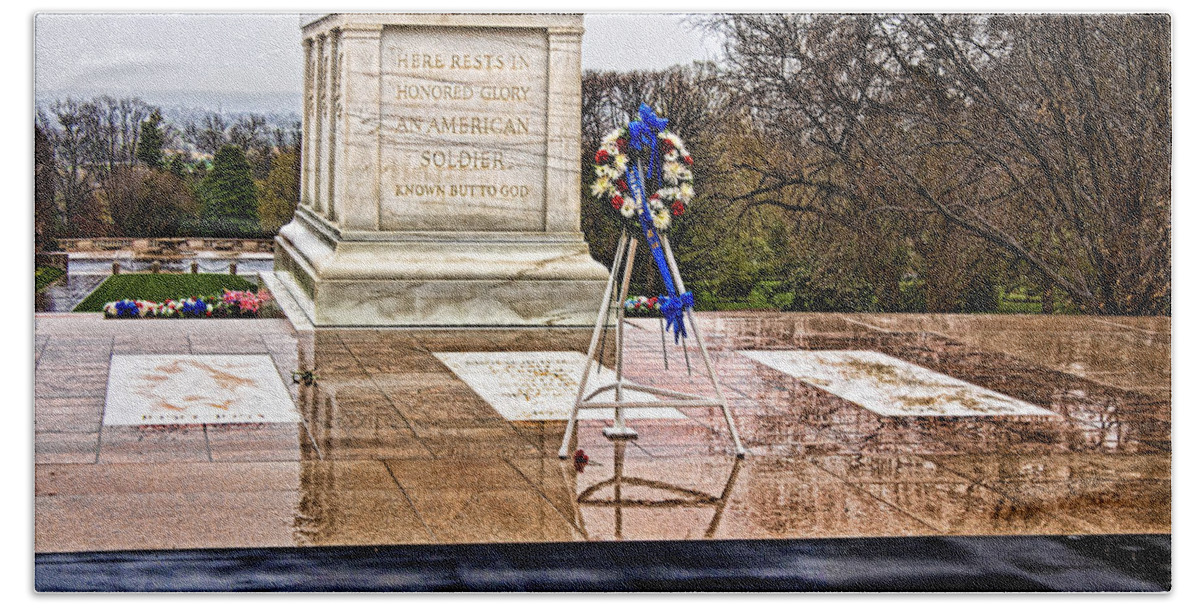 Tomb Bath Towel featuring the photograph Tomb Of The Unknown Soldiers by Christopher Holmes