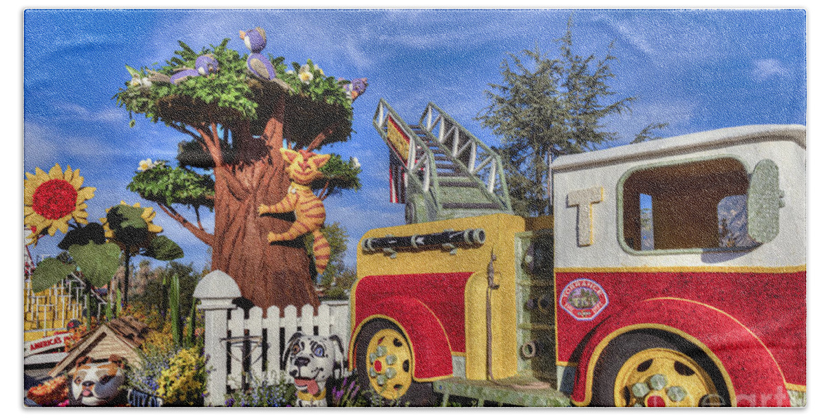 Tournament Of Roses Bath Towel featuring the photograph Torrence Parade Float by David Zanzinger