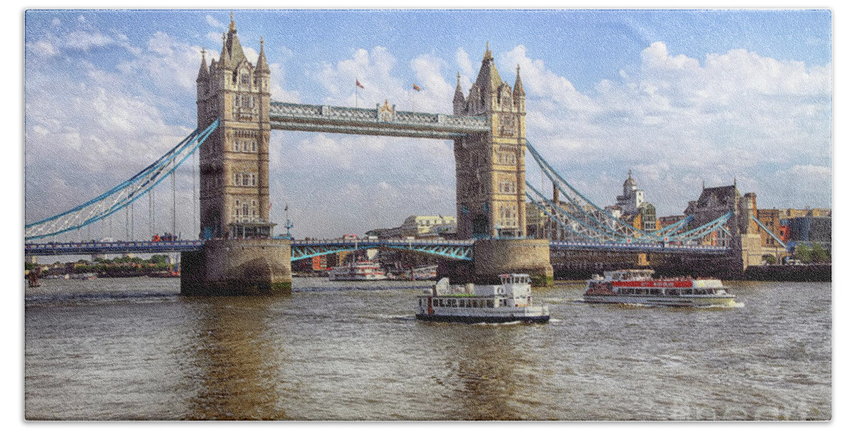 Tower Bridge Bath Towel featuring the photograph Tower Bridge by Teresa Zieba
