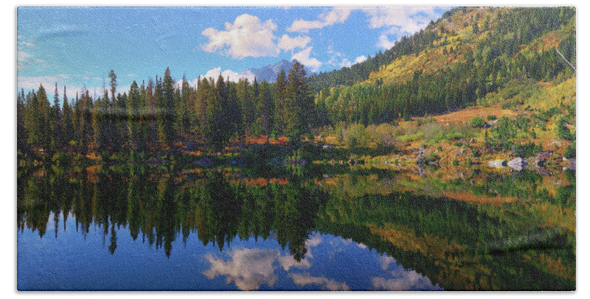 Trapper Lake Bath Towel featuring the photograph Trapper Lake Reflections by Greg Norrell