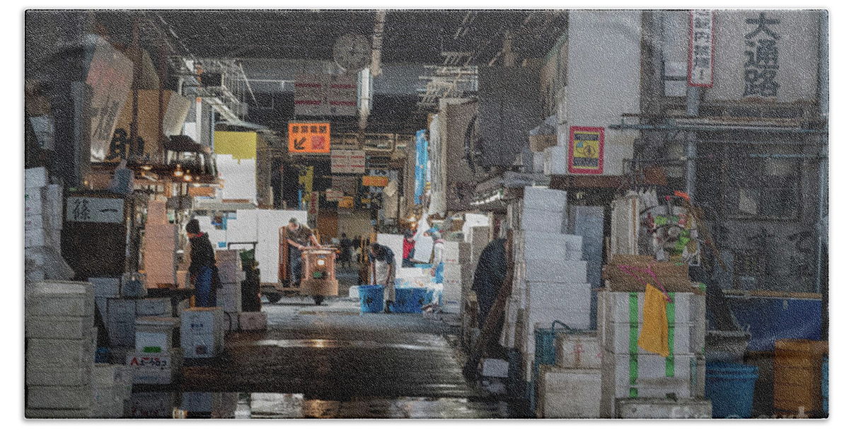 People Bath Towel featuring the photograph Tsukiji Shijo, Tokyo Fish Market, Japan 4 by Perry Rodriguez