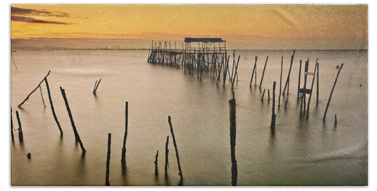 Pier Hand Towel featuring the photograph Twilight by Jorge Maia