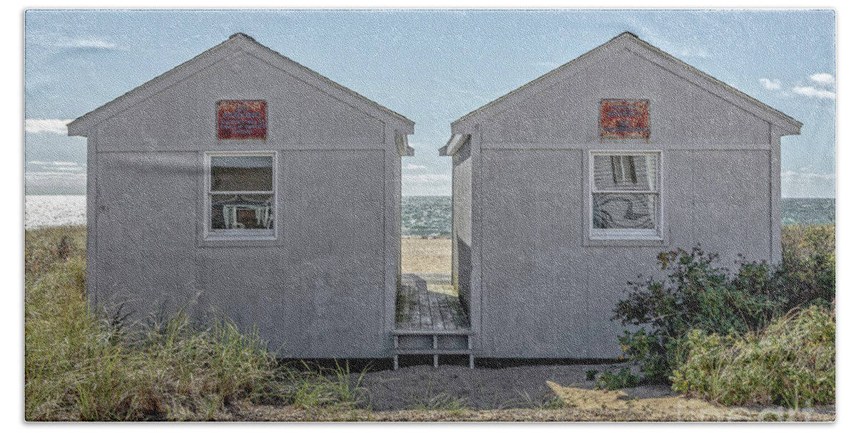 Cottage Bath Towel featuring the photograph Twin Beach Cottages Cape Cod by Edward Fielding