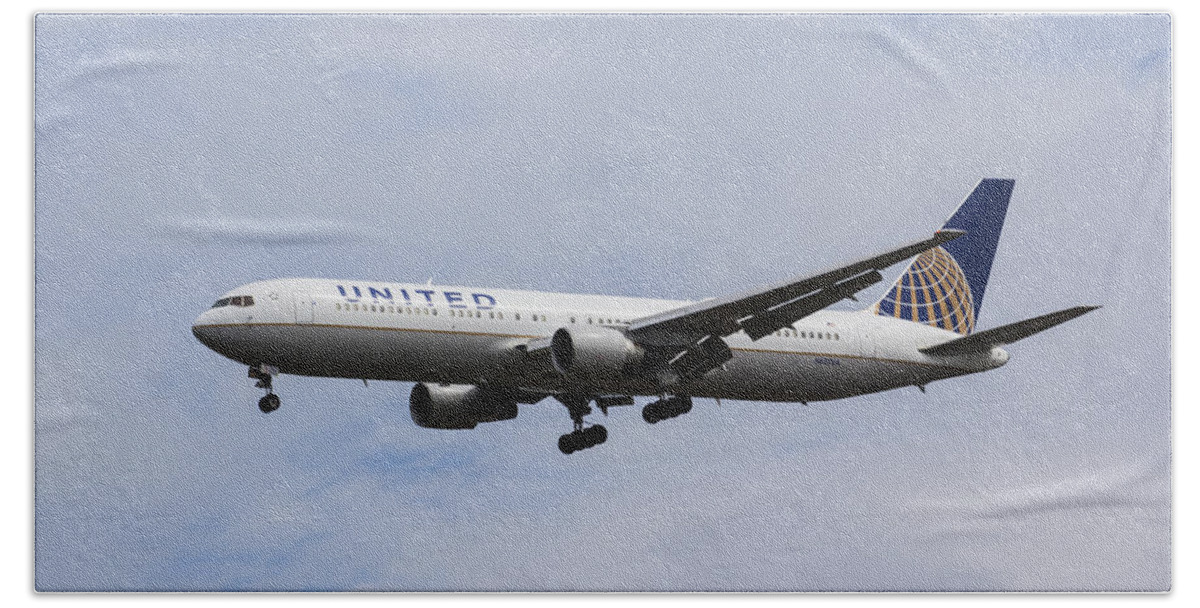 United Hand Towel featuring the photograph United airlines Boeing 767 by David Pyatt