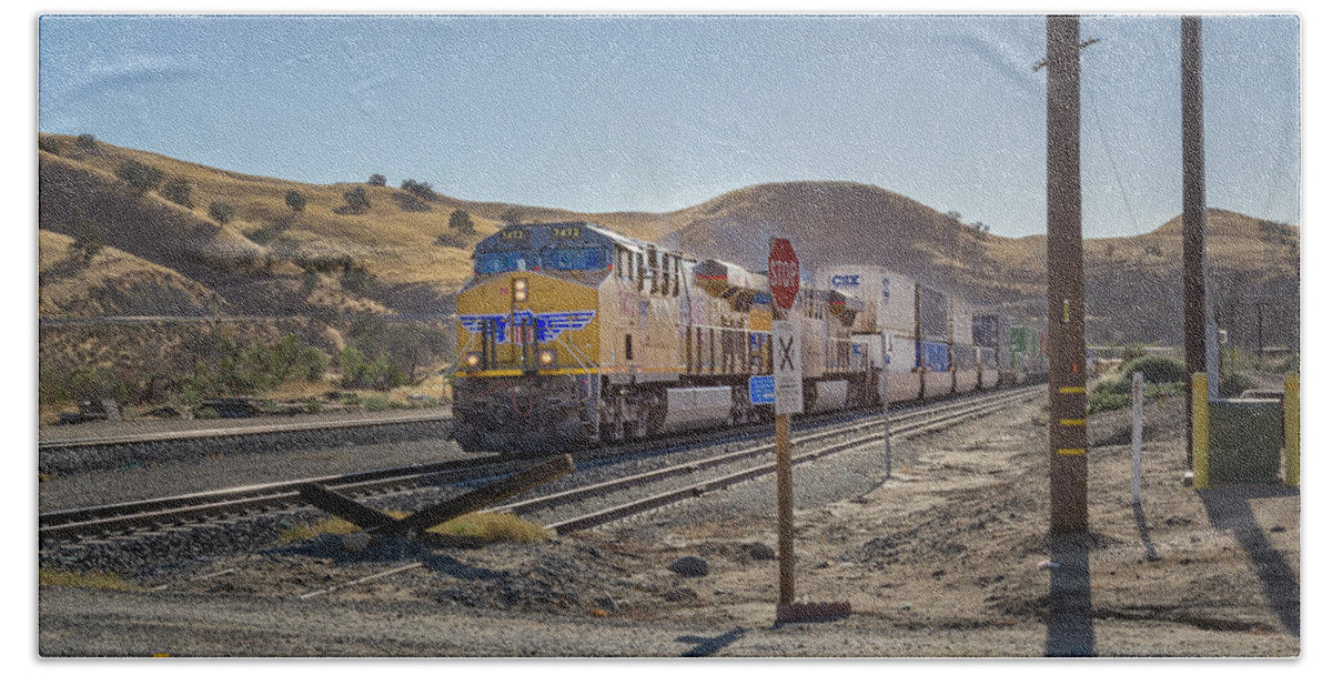 Freight Trains Bath Towel featuring the photograph Up7472 by Jim Thompson