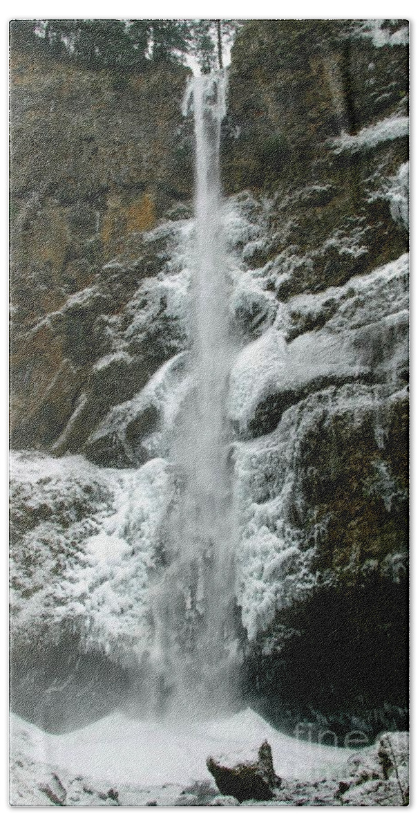 Waterfall Bath Towel featuring the photograph Upper Multnomah Falls Ice by Rick Bures