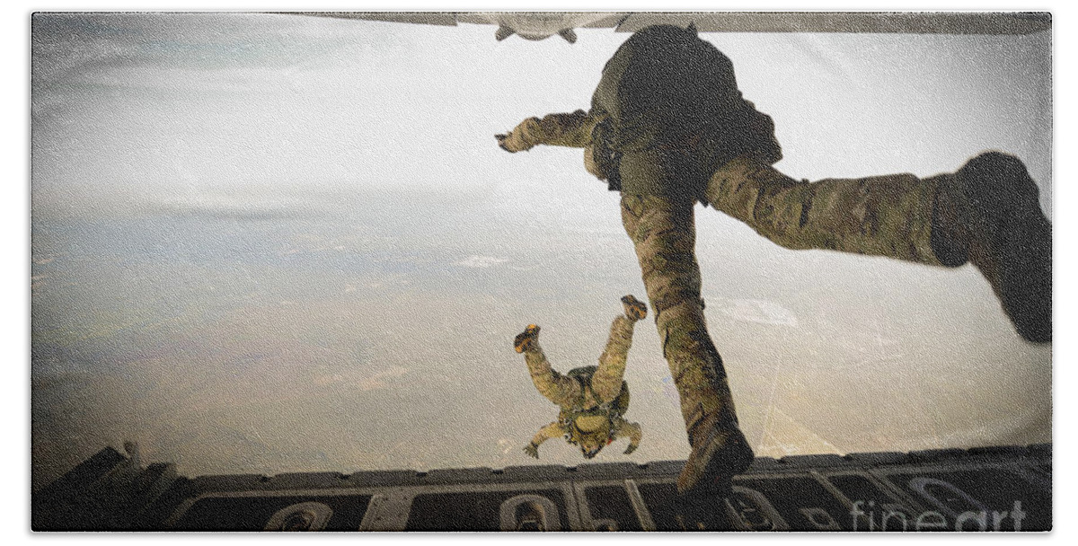 Exercise Emerald Warrior Bath Towel featuring the photograph U.s. Army Green Berets Jump by Stocktrek Images